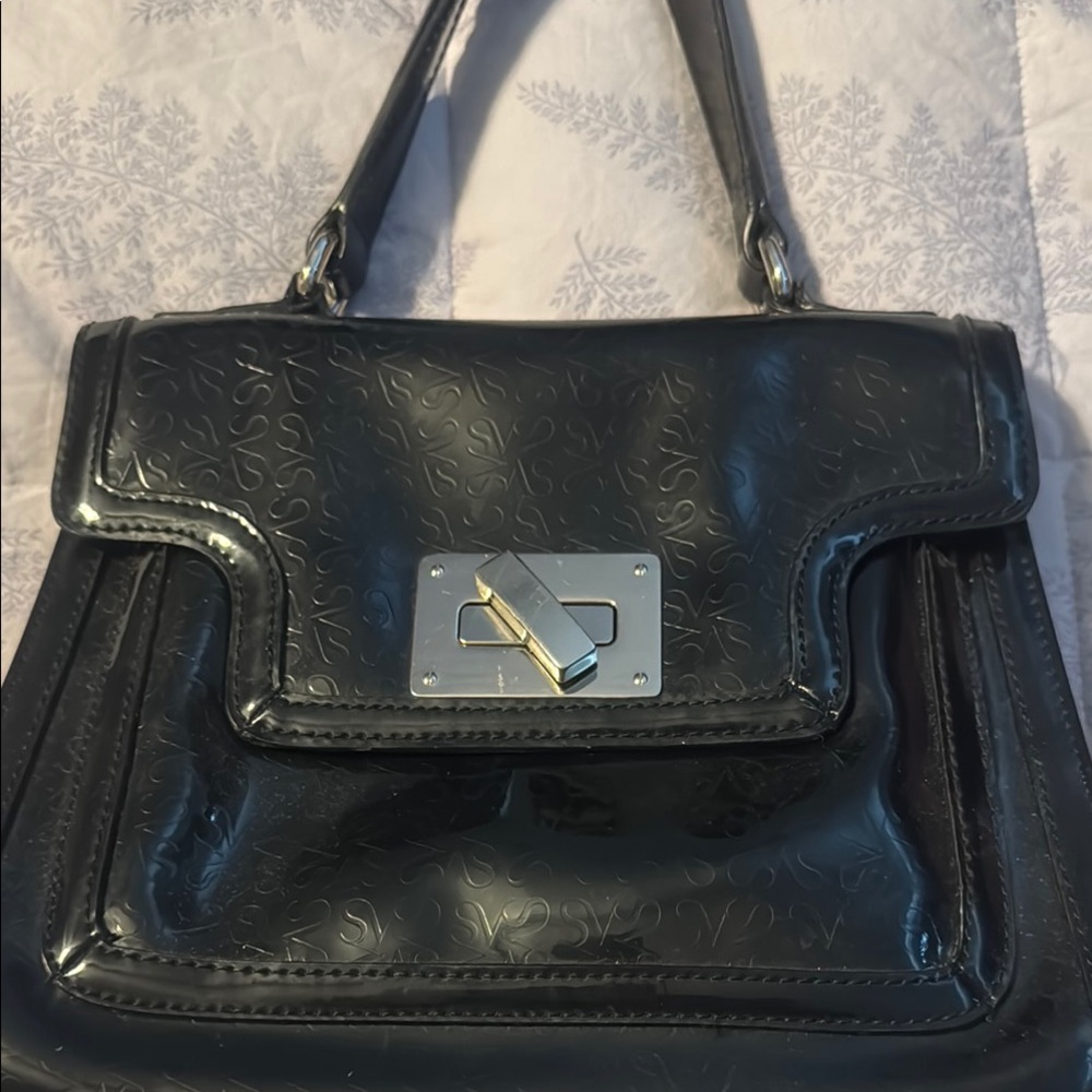 Simply Vera Vera Wang Black Shoulder Bag with Classic Design